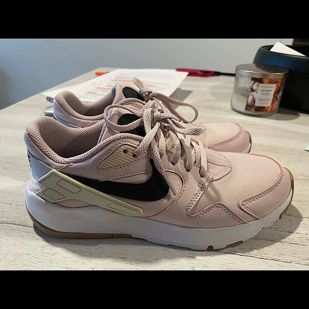 Nike women’s pink shoes